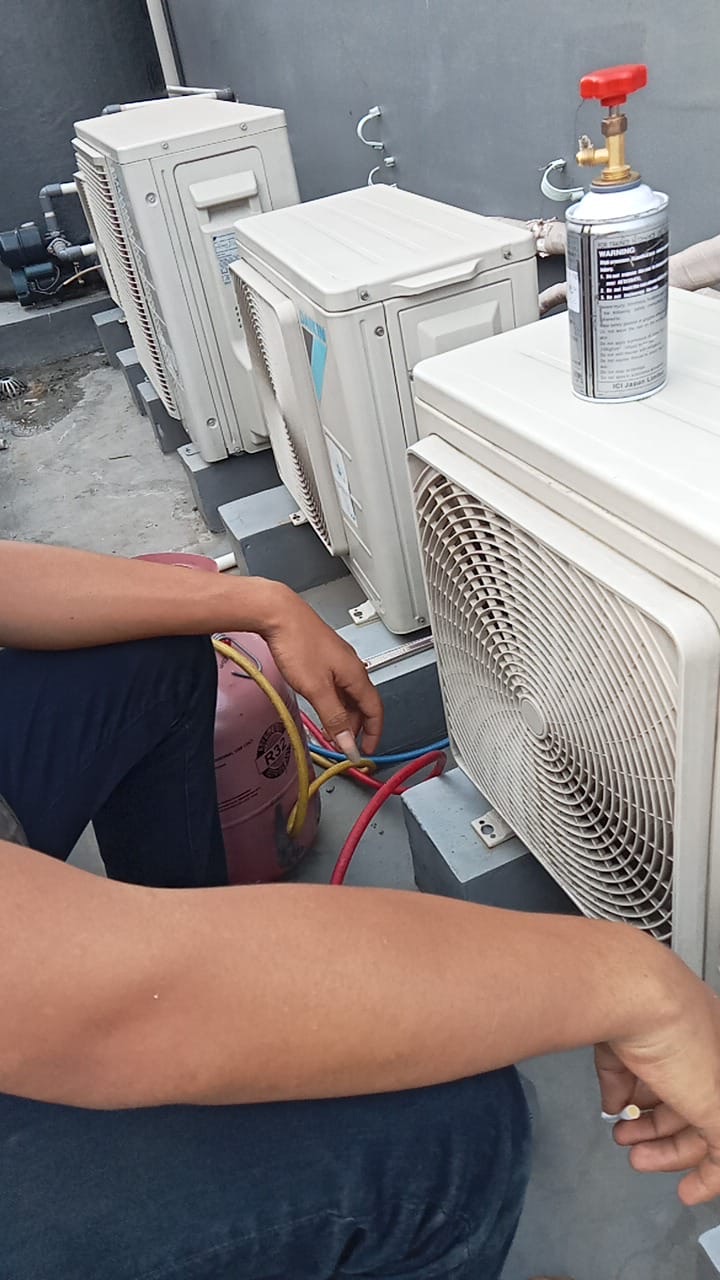 Servis Freon AC Outdoor